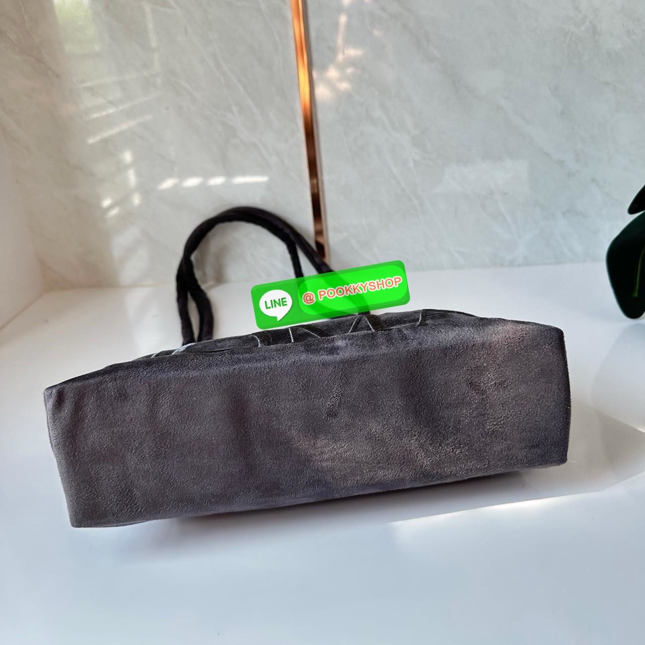 GENTLEWOMAN SUEDE BALLERINA BAG 🔖กระเป๋า Ballerina Bag ในวัสดุหนังกลับ (suede edition) พร้อมโลโก้ปักสีเดียวและรายละเอียดหัวเข็มขัด ทำให้ดูเก๋มีสไตล์โดดเด่น 🔖วัสดุ: หนังกลับ 🔖เปิด-ปิดแบบสแน๊บแม่เหล็ก ภายช่องโล่งกว้างจุของได้เยอะ