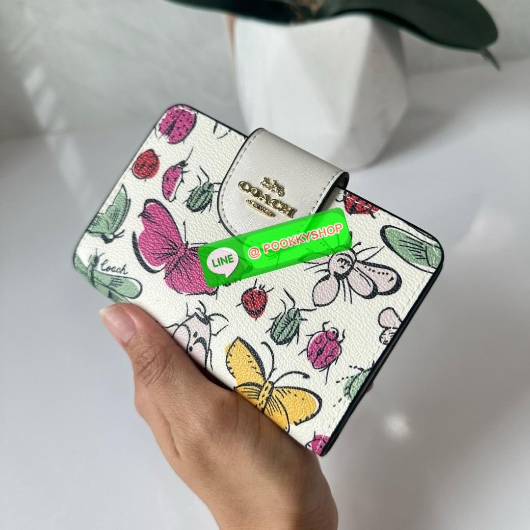 COACH MEDIUM CORNER ZIP WALLET IN SIGNATURE CANVAS WITH FLORAL PRINT(CR935) 🔖กระเป๋าสตางค์ใบกลางคอลเลคชั่นใหม่ปริ้นลายดอกไม้ 🔖วัสดุ:แคนวาสสลับหนังแท้ 🔖เปิด-ปิดด้วยกระดุมแป็ก 🔖ภายในมีช่องใส่บัตร ช่องใส่ธนบัตร และช่องซิป