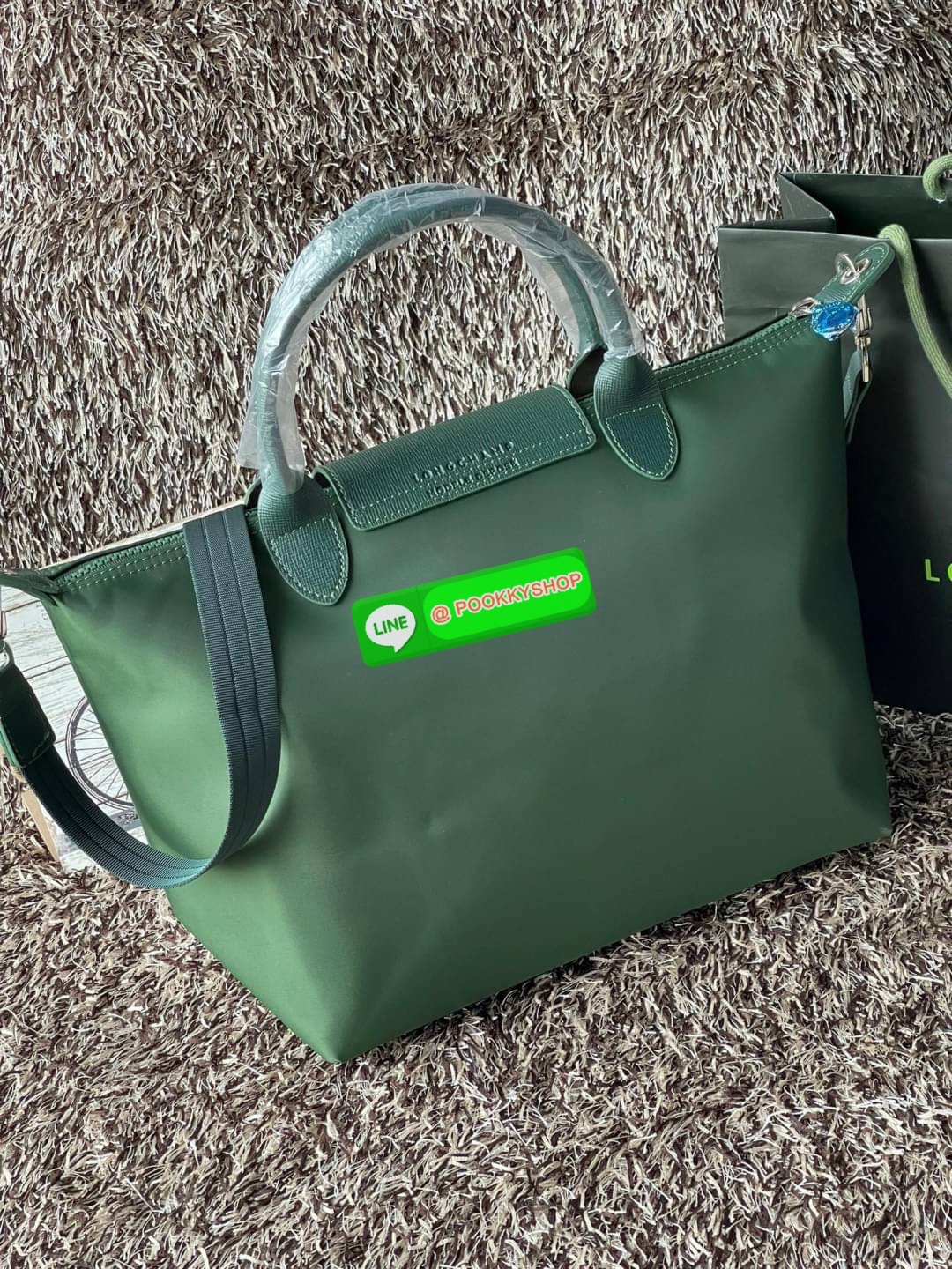 Longchamp Le Pliage Neo Size M มาพบกับกระเป๋ารุ่นยอดนิยม ที่สาวๆ ต้องมีไว้เก็บไว้สักใบ กระเป๋าโท้ทใบนี้ มาพร้อมกับสีที่มีสไตล์เรียบง่าย มีสายสะพายยาวช่วยให้คุณสามารถสะพายไหล่ได้อย่างสบาย ในขณะที่ที่ปิดแบบซิปช่วยให้คุณมั่นใจได้ว่าของด้านในมีความปลอดภัย Le