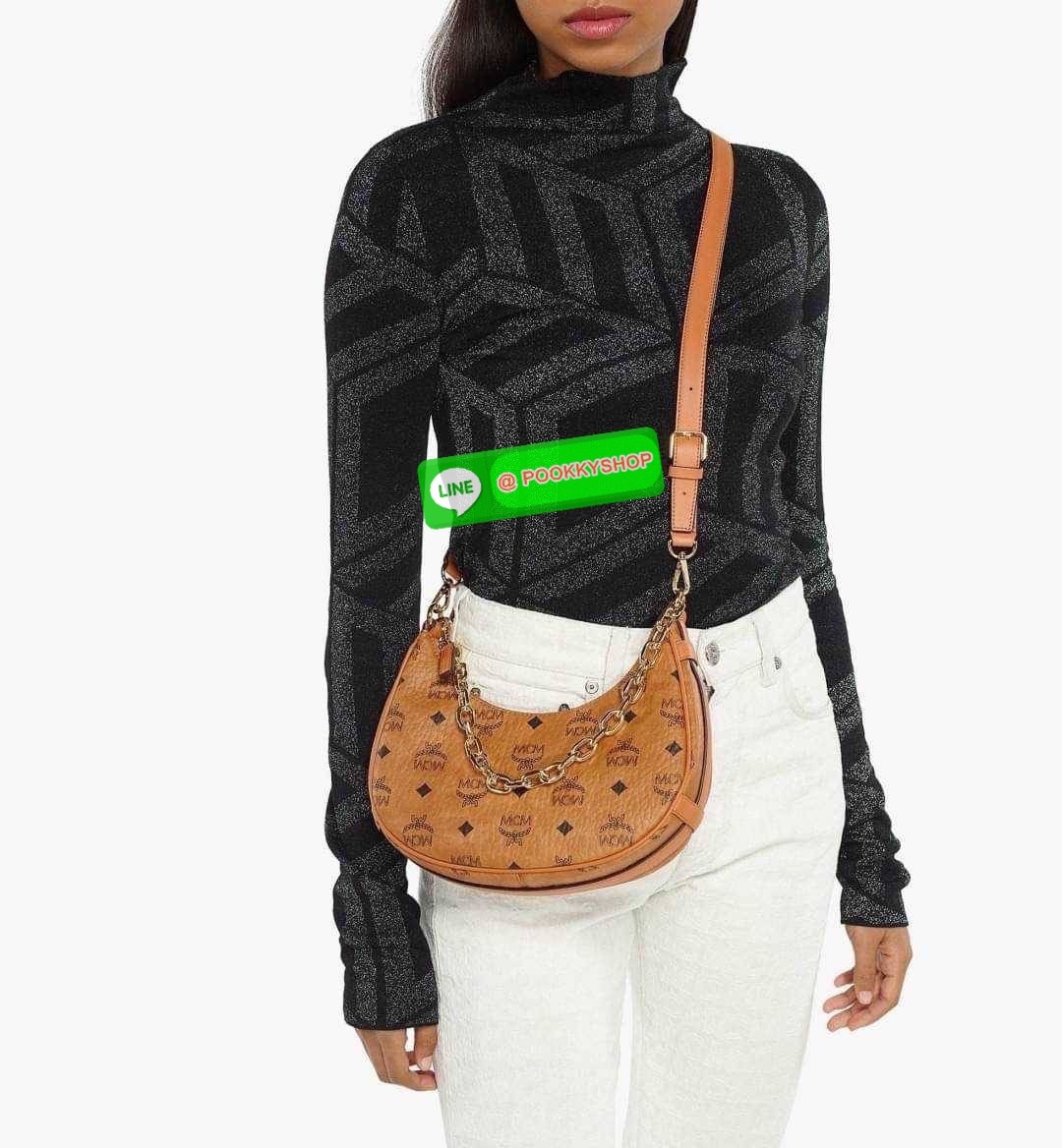 MCM AREN CRESCENT HOBO IN VISETOS ใหม่ล่าสุดก่อนใคร สวยได้ไม่ต้องรอ กับคอลใหม่ลุคลูกคุณ รูปทรง half moon ยอดฮิต ตอบโจทย์ได้ทุกลุค ทุกไลฟ์สไตล์ ใช้งานได้ง่ายคล่องตัว กับกระเป๋าสะพายข้าง ที่มาพร้อมสายโซ่คล้องด้านหน้า และสายหนังครอสบอดี้ ปรับเปลี่ยนการใช้งาน
