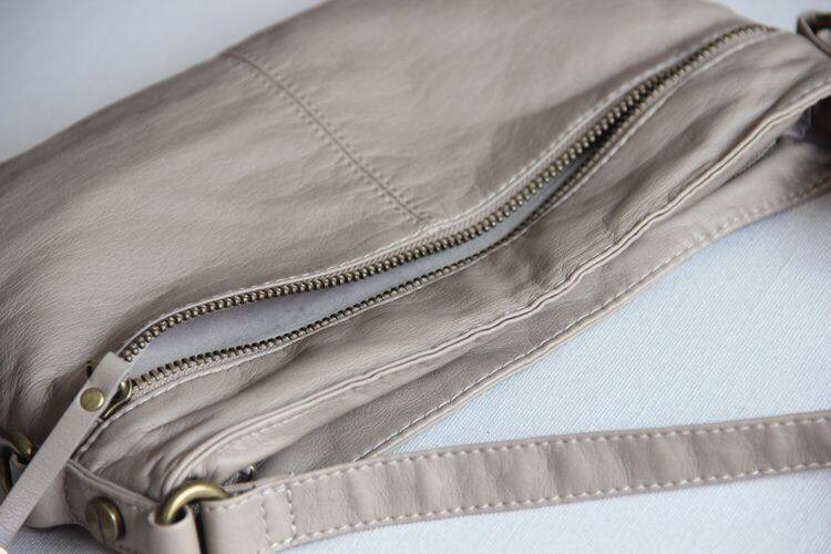 กระเป๋าหนัง กระเป๋าสะพายข้าง แบรนด์ หรู Dorothy Perkin สีเทา หนังนุ่มหรู สายปรับระดับได้คะ Size:กว้าง26 cm/สูง 18cm/หนา 3cm