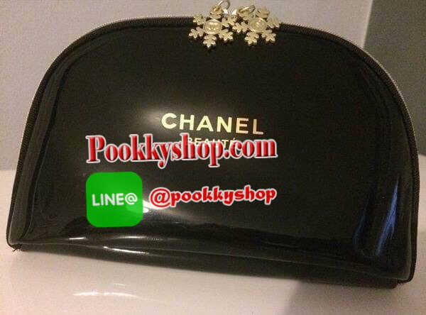 Must Have! Chanel Snowflake Cosmetic Pouch VIP Gift SIZE (L) กระเป๋าอเนกประสงค์พรีเมี่ยมเเท้จาก Chanel Cosmetic Counter วัสดุ PVC เนื้อหนากันน้ำซับในสีดำสกรีนโลโก้แบรนด์สวยหรู ด้านหน้าสกรีน Chanel โดดเด่นที่หัวซิปเป็นคอลเลคชั่น Snowflake zipper สีทองหรูสา