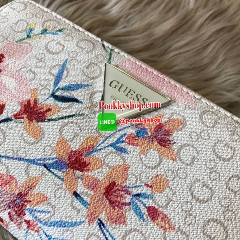 GUESS ABREE PRINTED ZIP-AROUND WALLET กระเป๋าสตางค์ใบยาวด้านหน้าประดับโลโก้แบรนด์นูนสามเหลี่ยม เปิดปิดด้วยซิป ภายในมีช่องใส่บัตร ช่องใส่ธนบัตร มีช่องซิปใส่เหรียญ และมีช่องยาวสามารถใส่บุ๊คแบงค์ได้ค่ะ