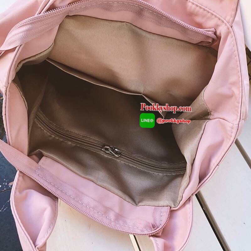 Adidas Handbag & Backpack กระเป๋าเป้ใช้ได้ทั้งชายหญิง ขนาดกำลังดี น้ำหนักเบา ด้านหน้าสกรีนโลโก้แบรนด์ เปิดปิดด้วยซิปสะดวกใช้ หูจับถนัดมือ สายสะพายยาวเลื่อนปรับได้ตามต้องการด้านหน้ามีช่องซิปเก็บของหยิบใช้ง่าย ภายในมีช่องซิปแยกเก็บของ ช่องหลักสามารถใส่ Note