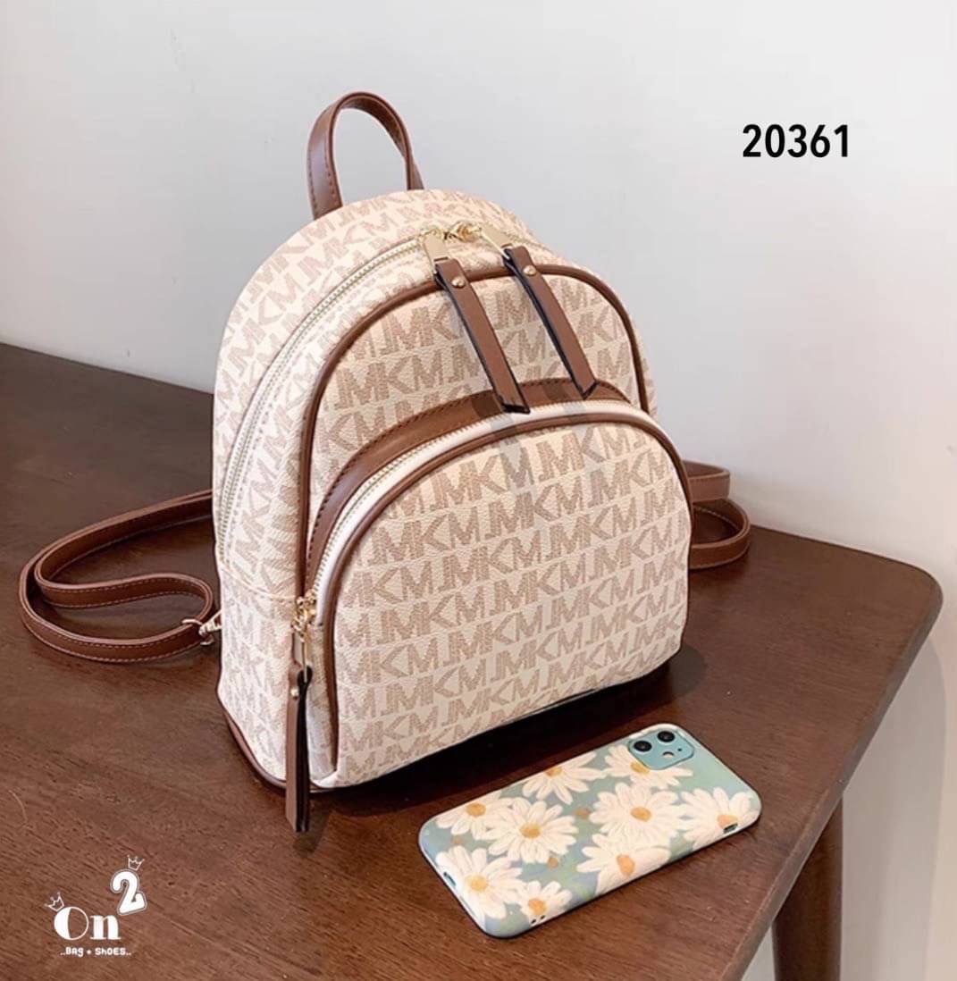 กระเป๋าสะพายเป้แฟชั่นมาใหม่ งานสไตล์แบรนด์ งานซิปมี 2 ช่องใช้งาน ขนาดกำลังดีน่าใช้มากค่ะ พร้อมส่งค่า