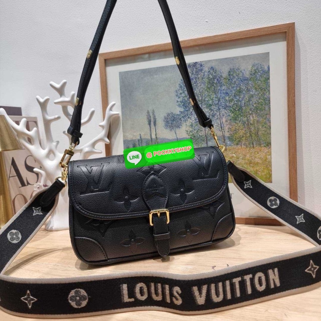 LV diane monogram empreinte bag 🔆 Details กระเป๋ามัลติฟังก์ชั่นสุดคุ้มจากเคาน์เตอร์ dutyfree ที่ดีไซน์ออกมาได้น่ารักน่าใช้มากๆ มีสายมาให้ถึง 2 แบบ สายหนังคล้องไหล่ได้ ปรับสะพายข้างได้ และสายสปอร์ตครอสบอดี้ได้ สวยลูกคุณหนูมากๆ ปรับเปลี่ยนใช้ตามลุคแ