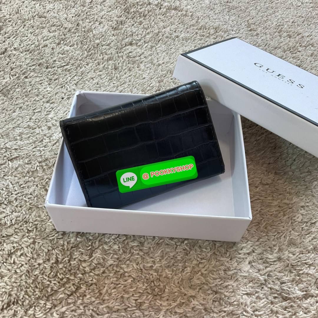 รุ่นใหม่ล่าสุด! GUESS SHORT WALLET กระเป๋าสตางค์ใบสั้นสองตอน วัสดุตัวหนังลายสวยหรูพิมพ์ลายทั้งใบ เปิดปิดด้วยกระดุม ด้านในบุผ้าปั้มแบรนด์มีช่องใส่รูป และใส่บัตรได้อีกหลายช่อง มาพร้อมช่องใส่ธนบัตรหนึ่งช่อง สวยคุ้ม สไตล์มินิ สำหรับคนไม่ชอบพกเงินเยอะ แนะนำใบน