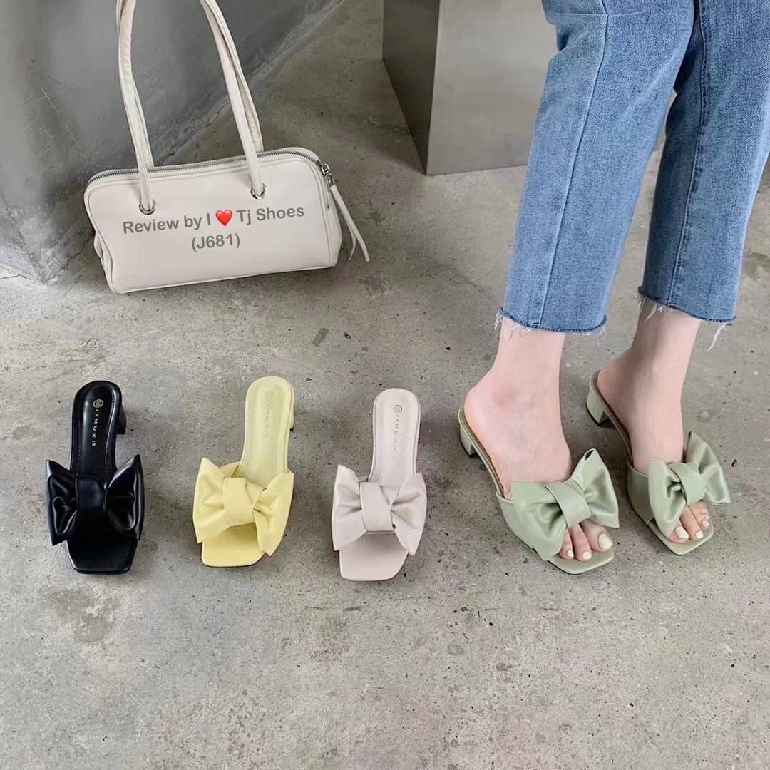 พร้อมส่งรองเท้านำเข้าที่สวยเกร๋ขายดีสุดๆ หนังรุ่นนี้นิ่มมาก ด้านหน้าแต่งด้วยโบว์น่ารักๆ สวมใส่ง่าย เรียบเก๋ดูดี สวยมาก ใส่ได้เรื่อยๆ แมทกับชุดอะไรก้ดูเก๋ดูน่ารักมาก ควรมีไว้เป็นคู่โปรด ของจริงงานดีมากสวยมาก ตรงปกแน่นอน เพราะรูปถ่ายจากสินค้าจริง เป็นรุ่นที