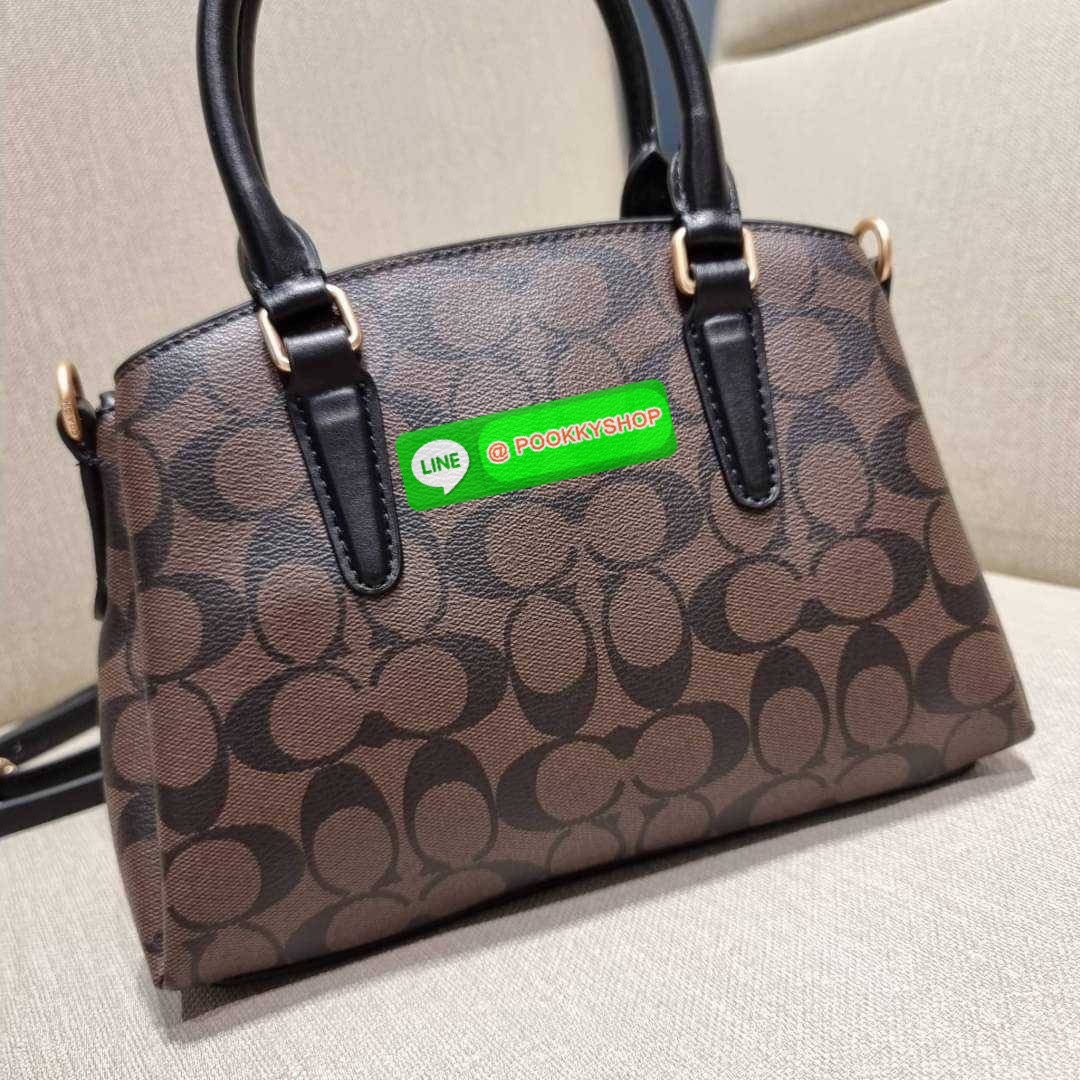 COACH F29434 MINI SAGE CARRYALL IN SIGNATURE CANVAS รุ่นยอดฮิต!! ที่สุดของกระเป๋าสะพายขายดี ต้องทรงถังมินิรุ่นนี้ วัสดุหนังแคนวาสเคลือบลาย สวย คลาสสิค มาพร้อมสายสะพายข้างและหูหิ้วในตัว ถอดออกถือคล้องแขนเก๋ๆ หรูๆยังได้ ภายในเป็นช่องโล่ง แบ่งสัดส่วนอย่างดี