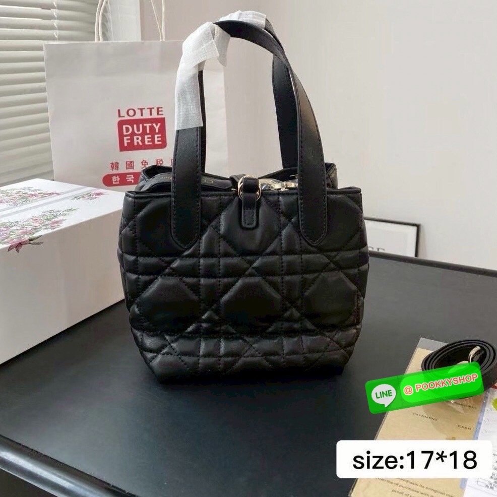 Dior Small Dior Toujours vertical tote bag 18cm กระเป๋าสะพายทรงบัคเก็ตไซส์ใหม่กะทัดรัด คลาสสิคหนังสวยหรูหราเกินราคา ดีไซน์นุ่มนวลทันสมัย ภายในโล่งกว้าง อัฟลุคปังได้ไม่ยากเลยสำหรับใบนี้ เป็นไอเท็มที่ควรมีไว้ติดบ้านอีกใบเลยน้า