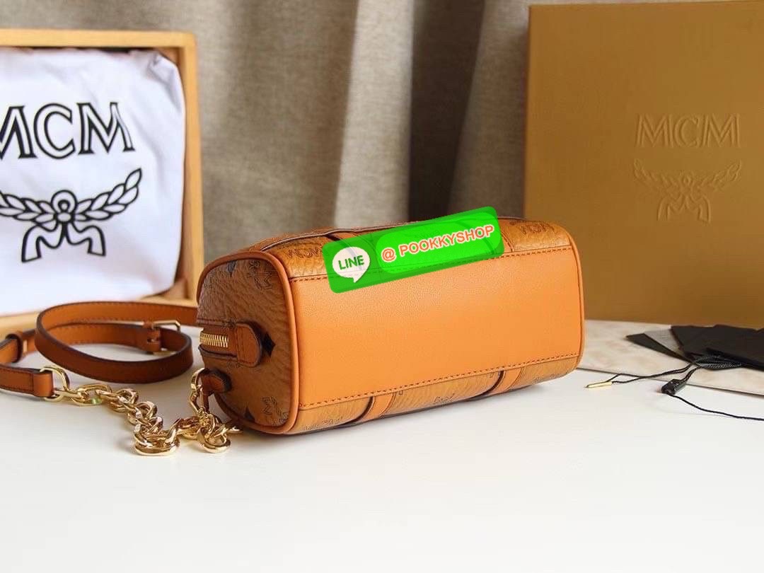 👜 MCM Aren Boston Bag in Visetos 👜 Aren Boston Bag 🧡 กระเป๋าทรงหมอนสุดคลาสสิกที่กลับมาแรงอีกครั้ง 🌿 เล็กพอดีมือ สะพายแล้วดูแพงแบบ Effortless ✨