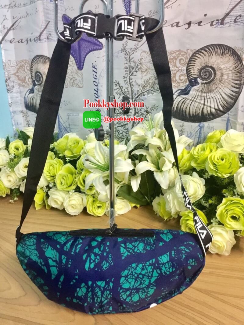 FILA Waist Bag.. รับซัมเมอร์ด้วยลวดลายเกร๋ๆ กระเป๋าคาดอกคาดเอว FILA แบรนด์ฮิตที่ไม่เคยตกเทรน มาให้สะพายกันก่อนใคร ด้วยดีไซต์ลวดลายที่แมทกันอย่างลงตัว ด้านหน้าสกรีนแบรนด์ วัสดุNYLON 100% เคลื่อบเงาอีก 1 ชั้น กันน้ำได้ในระดับหนึ่ง.. เปิดปิดด้วยซิปยาว จุของไ