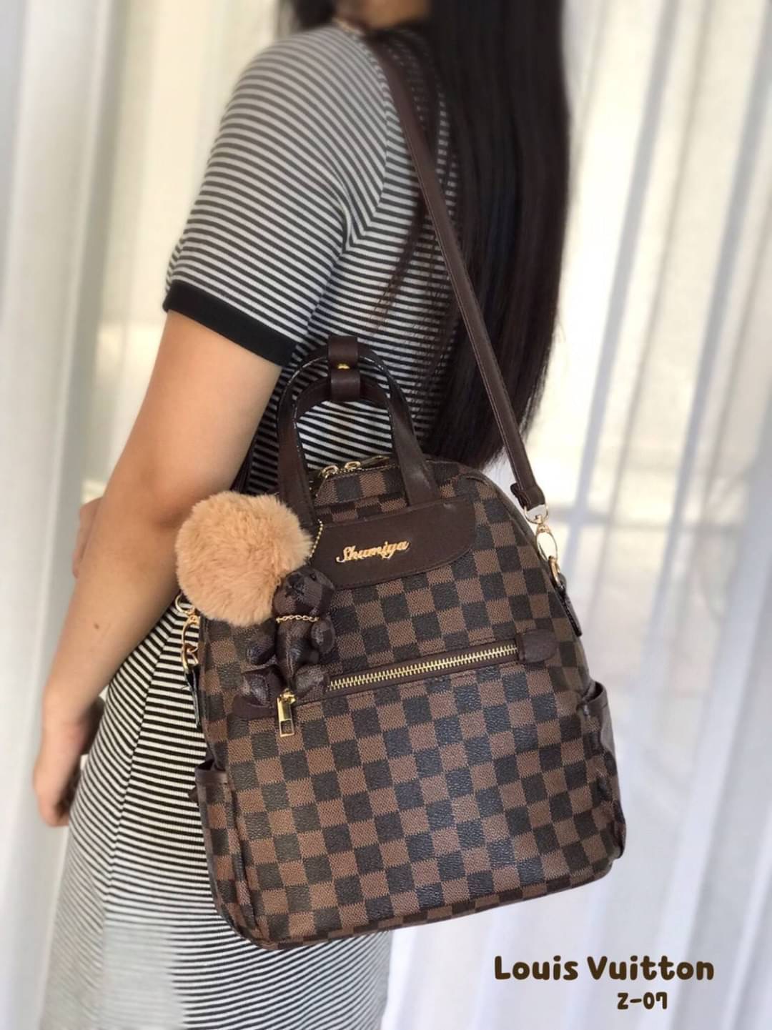 MS061 Be Bear Style My Fashion Bag New Arrival !! เลิฟสุดๆ กับ Shumiya เป้มาใหม่สุดน่ารัก ขนาดกระทัดรัด งาน 2in1 (เป้หลังได้ + สะพายข้างได้) หนัง PU หนา ทนทานต่อการใช้งาน ด้านหน้ามี 1 ช่องซิป ด้านข้างมีช่องใส่ของอเนกประสงค์ มาพร้อมสายสะพายยาว 1 เส้น แถมฟร