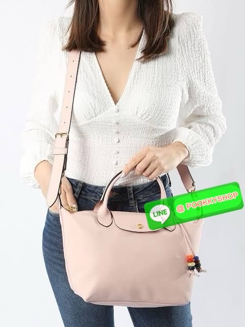 LONGCHAMP Le Pliage Xtra L Leather Handbag 🔖กระเป๋าสะพายคอสบอดี้ รุ่นใหม่โด่ดเด่นลูกเล่นของลูกปัดห้อยสีสันสดใส ทำให้กระเป๋าดูมีลูกเล่นมากขึ้น 🔖วัสดุ : หนังวัวทั้งใบนิ่มน่าสัมผัส 🔖เปิด-ปิดแบบกระดุมแป็ก มีซิปปิดปากกระเป๋าอีกชั้น ป้อง