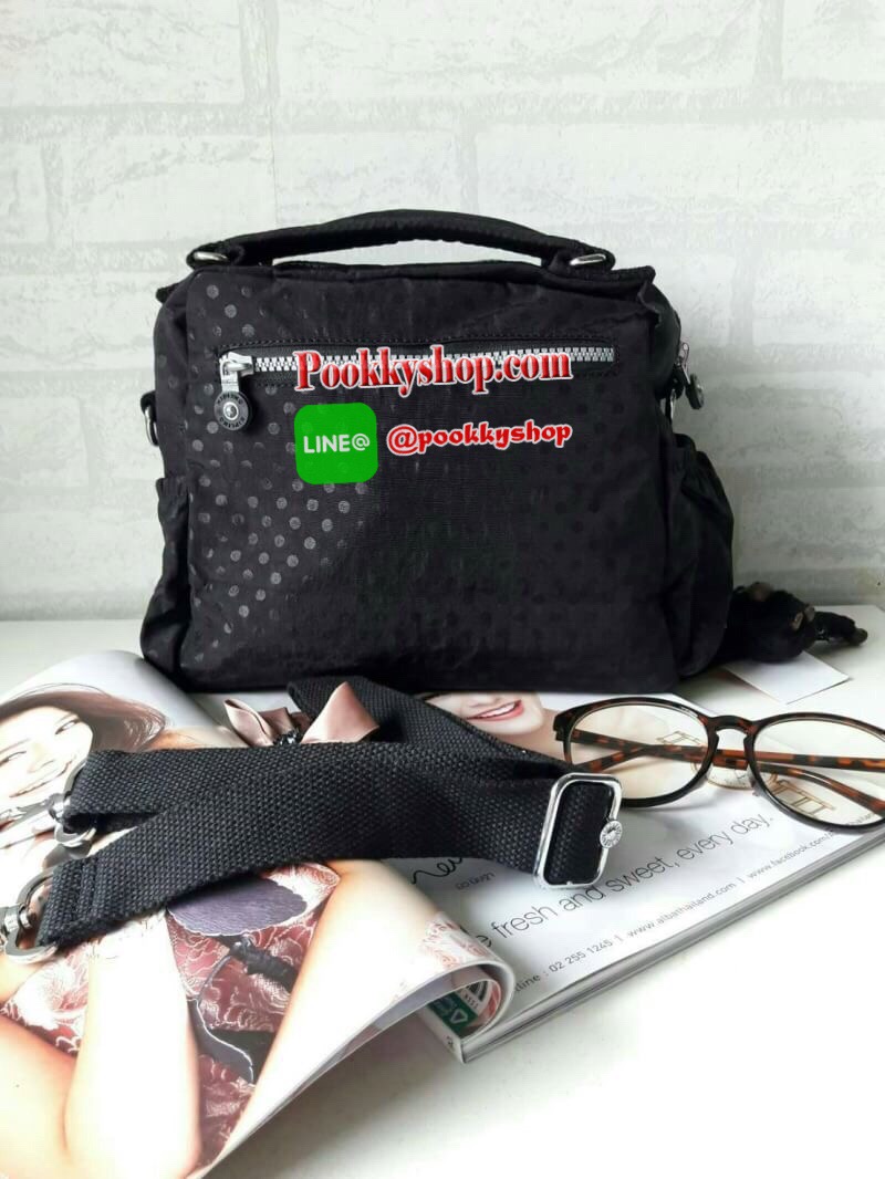 พร้อมส่ง Kipling Shoulder Bag k15828 รุ่นMulti funtion ที่สาวๆรอคอย!!! เพราะใบนี้สามารถปรับการใช้งานได้หลายเเบบทั้งสะพายข้างได้ แบบครอสบอดี้ได้ หรือรวบสายเก็บปรับเป็นถือก็ยังได้ ผลิตจากวัสดุผ้าไนล่อนเมทาลิคอย่างดี กันน้ำระดับนึงเลยค่ะ ️ด้านหน้ามีช่องซิปถึ