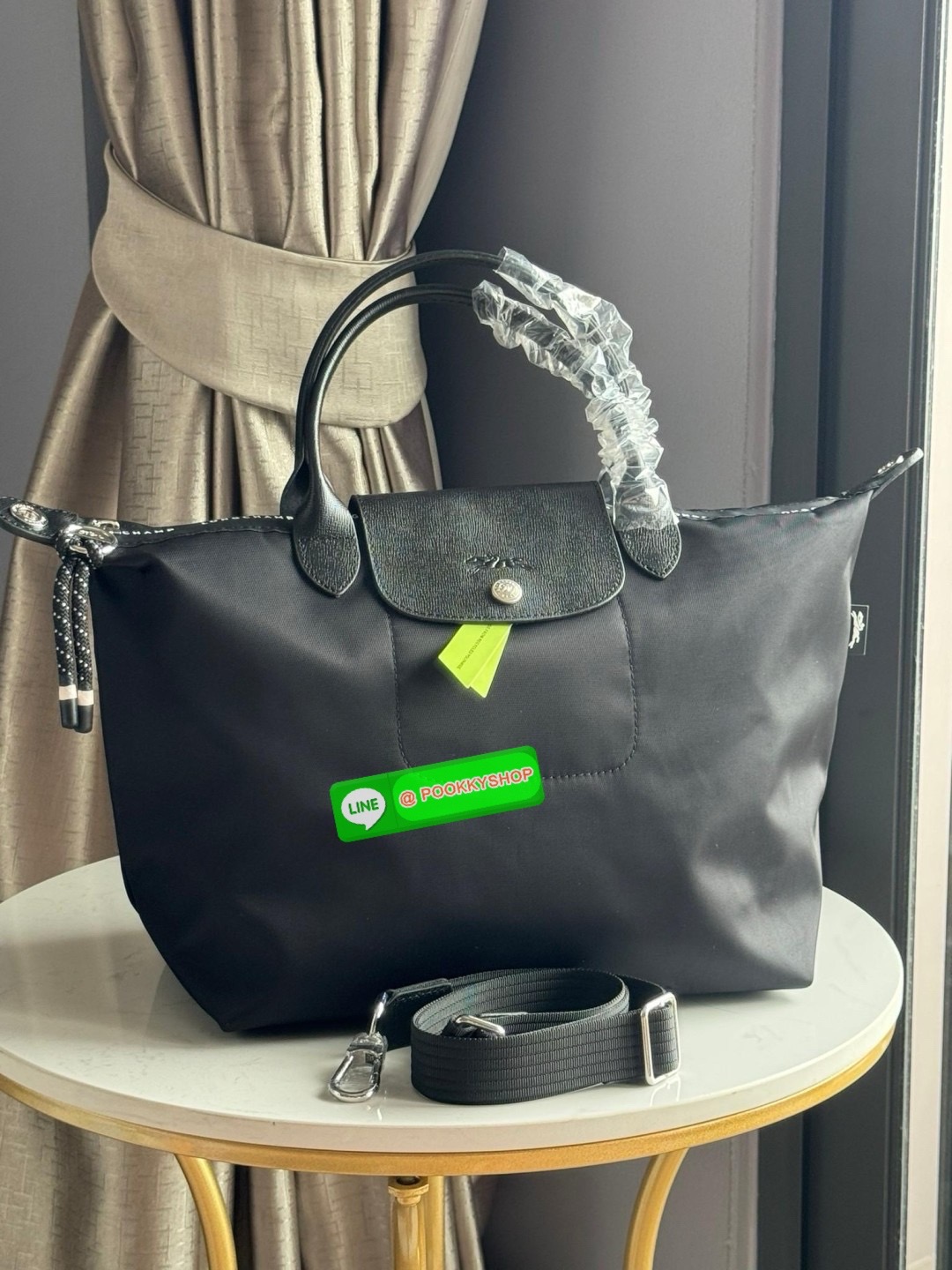 Large Longchamp LE PLIAGE ENERGY L HANDBAG LE PLIAGE รีไซเคิล ECONYLสไตล์สปอร์ต ทันสมัย และใช้งานได้จริง น้ําหนักเบา กระเป๋าใบนี้เป็นเครื่องประดับที่มีเสน่ห์ในอุดมคติที่จะติดตามคุณในทุกกิจกรรมยามเย็นของคุณ มาพร้อมกับสายสะพายไหล่ปรับได้ สามารถพกพาได้ ทั้งแ