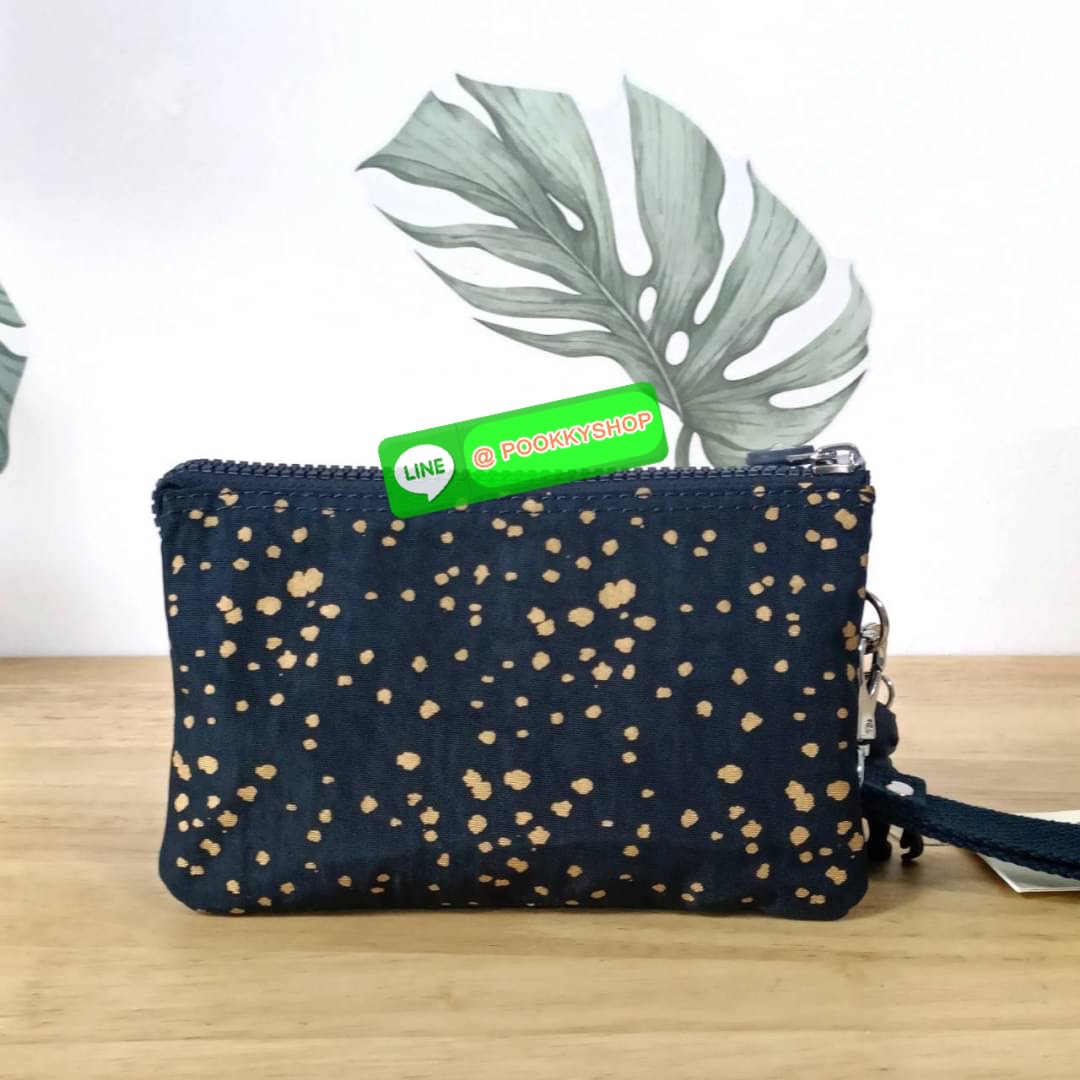 Kipling Creativity Large Pouch วัสดุ Nylon 100% กระเป๋าคล้องมือขนาดพอเหมาะ 7.25 นิ้ว พกพาสะดวก เปิด-ปิดด้วยซิปเดียวใช้งานง่าย ด้านในมีช่องกว้าง 2 ช่องและช่องซิปเล็กตรงกลางอีก 1ช่อง ใช้งานได้สะดวก สามารถใส่มือถือ 7.5 นิ้วได้ กุญแจรถ ธนบัตรได้ ล็อตนี้มาพร้อ
