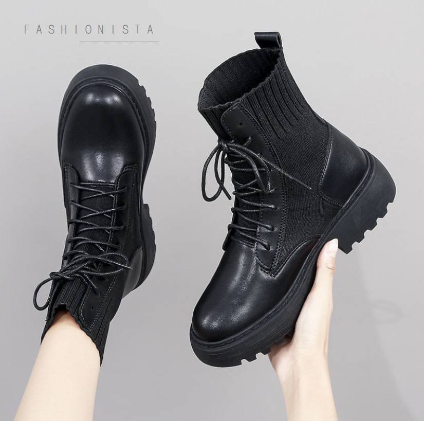 🔥🔥บู้ทแฟชั่นมาใหม่พร้อมส่งค่ะ🔥🔥 ทรงนี้กำลังฮิตมากๆ มาแรงจริงๆ รองเท้าบู้ทดีไซน์เท่ห์ๆ แบบเก๋ดูดีมีความแฟชั่นนิสต้า!! วัสดุ pu เนื้อดีแต่งขอบผ้ายืดทรงถุงเท้านุ่มๆอุ่นๆถอดใส่ง่ายมากไม่ต้องคอยปรับสายเชือก พื้นยาง 2นิ้วยึดเกาะด