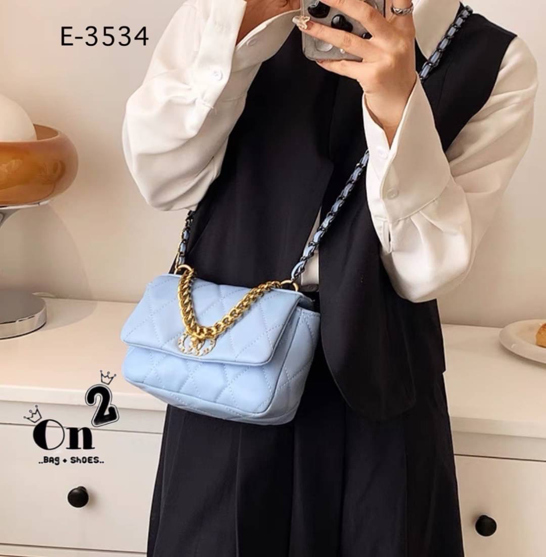 กระเป๋าสะพายไหล่ทรงชาแนล หนังpu งานนิ่ม ทรงสวย สะพายไหล่ หรือสะพายข้างก็เก๋ อะไหล่สีทอง สายโซ่ร้อยหนัง มีหนังรองบ่า สะพายแล้วไม่เจ็บบ่าจ้า