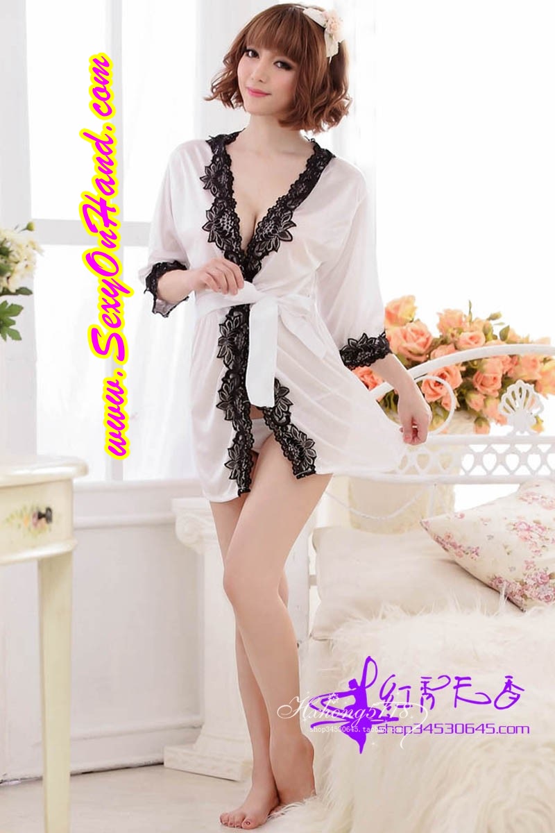 ชุดคลุม ชุดนอน เซ็กซี่ ชุดคลุมนอน คลุมอาบน้ำ ชุด ผ้าไหมเทียม ผ้านุ่มลื่น เย็นสบาย สีขาวเล่นขอบลูกไม้สีดำ หรูมาก พร้อมสายผูก +จีสตริง