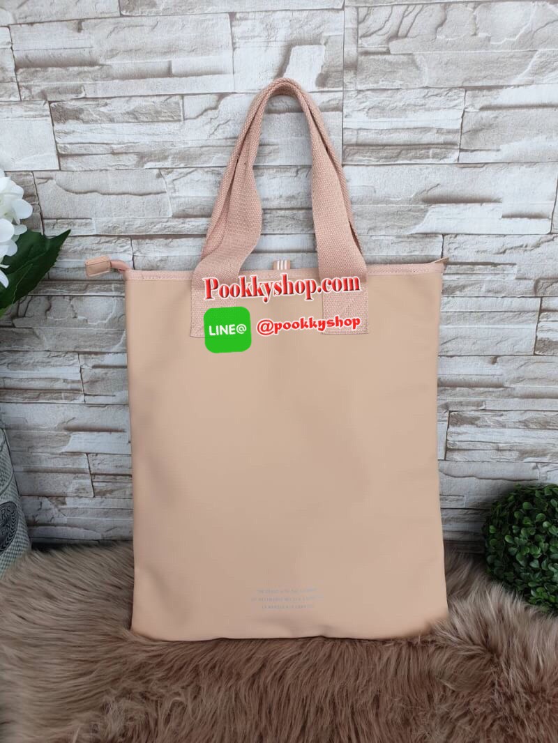 พร้อมส่ง Adidas Original Shopper 3D Tote Bag Trefoil Handbag Classic Sports คอลเลคชั่นสไตล์ Issey Miyake กระเป๋าสะพายข้าง ทรงสวยคลาสสิค แนว Sport สุดฮิต จากแบรนด์ADIDAS วัสดุด้านหน้าเนื้อ matte หนังนิ่ม มีน้ำหนักเบา ด้านหน้ามีแบรนด์ เปิดปิดด้วยซิป ภายในกว