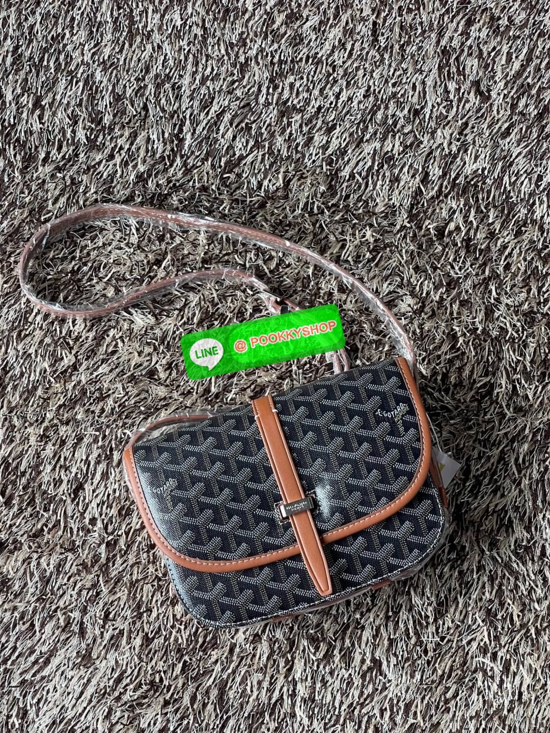 💕 Goyard belvedere pm แบรนด์ดังจากฝรั่งเศส เรัยบหรูแต่ดูสง่า สะดุดตาด้วยลายเฉพาะตัว วัสดุที่นำมาตัดเย็บกระเป๋าเป็นวัสดุผ้าใบ Canvas ที่มีชื่อเรียกว่า “Goyardine” ซึ่งเป็นผ้าใบที่เป็นการผสมผสานระหว่างผ้าฝ้าย (Cotton), ผ้าลินิน (Linen) และ ผ้าป่าน (