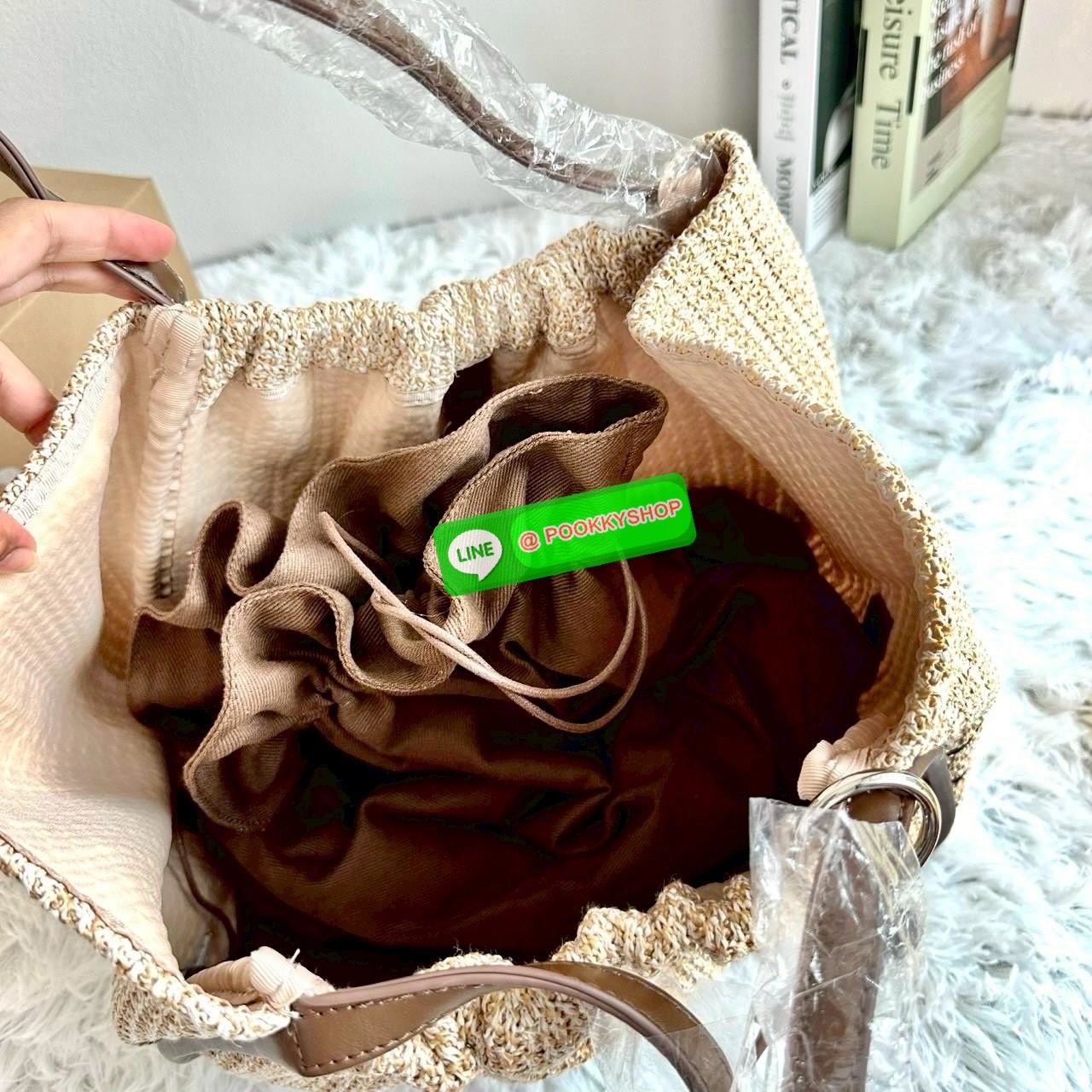 Merge A Day Bag SAND DUNE กระเป๋าทรงโท้ท พกไปทะเลก็ปัง ใช้ในเมืองก็สวยเกินต้านสานแน่น ทน แข็งแรง ไม่บอบบาง สามารถปรับได้สองรูปทรงด้านนายมีกระเป๋าหูรูดสามารถถอดออกได้ คุมโทนคาเฟ่-ทะเล สะพายถ่ายรูปมุมไหนก็เริ่ด ด้านในกว้าง จุเยอะ ใส่ของเที่ยววันหยุดสบาย ๆ