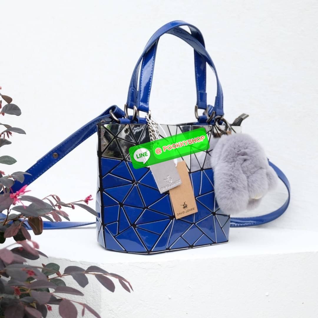 กระเป๋า ทรง Tote ตัวกระเป๋าเย็บติด ด้วยแผ่นอคิลิค สุดหรู ดีไซน์เกร๋ จุดเด่นที่ น้ำหนักเบา สามารถ ถือ หรือ สะพายไหล่ได้คะ ใบใหญุจุของคุ้ม แต่น้ำหนักเบาคะ มีใบเดียวจบ ควรมีติดตู้คะแนะนำเลย