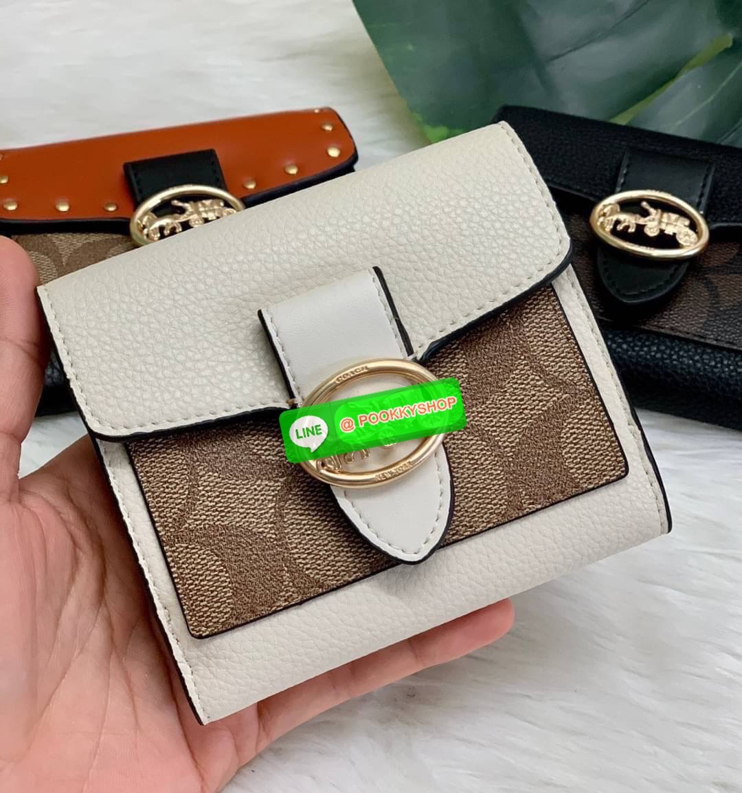 COACHGEORGIE SMALL WALLET IN SIGNATURE ((6791//7250) พร้อมส่ง!! กระเป๋าเงินใบสั้น หนังแท้ชั้นดีค่ะ! 🌈ด้านหน้าสวยหรูด้วยอะไหล่โลโก้แบรนด์ พร้อมเป็นช่องกระดุมสำหรับใส่เหรียญและช่องเสียบบัตรหนึ่งช่องนะคะ