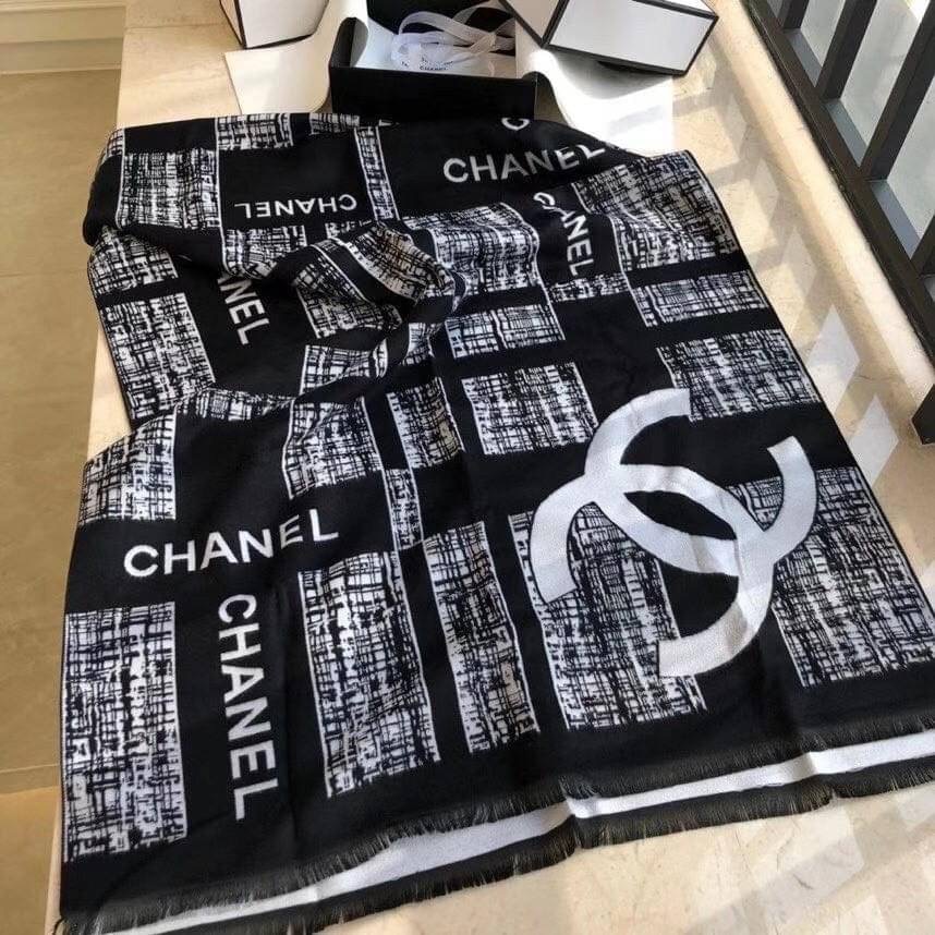 Chanel Shawl Wrap Scarf (With Box) ผ้าคลุม ผ้าพันคอ เนื้อนุ่ม Chanel VIP Premium Gift มาพร้อม กล่องแบรนด์ กระดาษของขวัญแบรนด์ ถุงกระดาษแบรนด์ ริบบิ้น ดอกคามิเลีย จะซื้อใช้เอง ก็ควรมีติดตู้ หรือ เป็นของขวัญก็เหมาะสุดๆ ไปเลยค่า