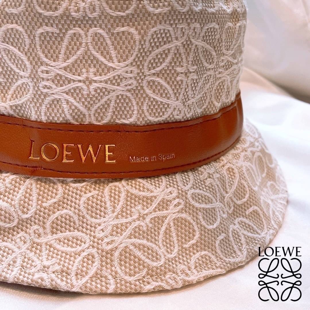 NEW ARRIVAL!!! 👑LOEWE ANAGRAM COTTON & LEATHER BUCKET HAT👑 หมวกบัคเก็ตงานใหม่ชนชอป LOEWE ผ้าลายโลโก้ คาดด้วยสายหนังสีน้ำตาลโลโก้สีทอง มีซับด้านใน สาวๆห้ามพลาดเลยคร่าา