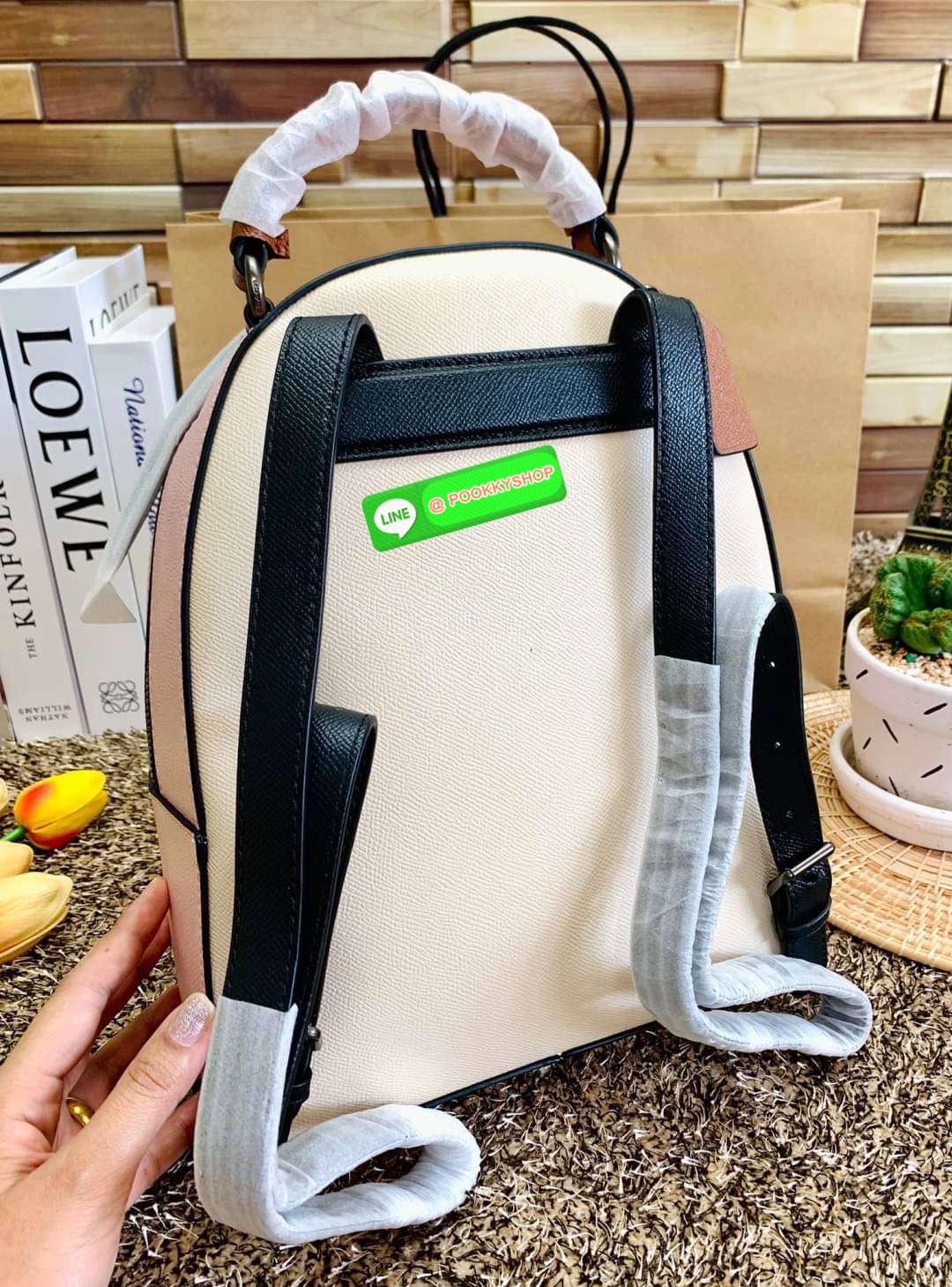 COACH JORDYN BACKPACK ((C2732//76623)) 🌹🌹ไม่มียังไงไหว ต้องบอกว่าน้องสวยมากๆค่า! กระเป๋าสะพายหลังแบบมีหูหิ้ว หนังแแท้ ลายหนังสวยน่าใช้มากค่ะ ด้านหน้ามีช่องซิปใส่มือถือหรือของจุกจิกลงไปได้ค่ะ เปิด-ปิดกระเป๋าแบบซิปคู่ห้อยหนัง ภายในกว้างใส่สั