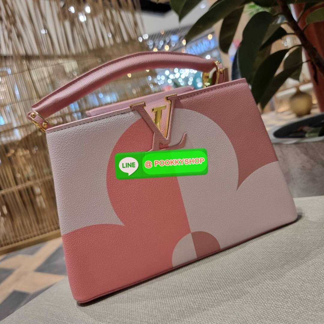 NEW IN!! LV capucines top handle วีไอพีพรีเมี่ยมกิ๊ฟจากเคาน์เตอร์ ที่สุดของความสวยในราคาเบาๆ กระเป๋าถือสุดหรู ดีไซน์ทรงคลาสสิค พร้อมลวดลายหรูหรา มาพร้อมหูจับในตัว ด้วยรูปทรงวินเทจและวัสดุหนังลูกวัว สัมผัสดี ขับผิว ทำให้ไอเท็มนี้สะกดทุกสายตาจริงๆ และยังมีล