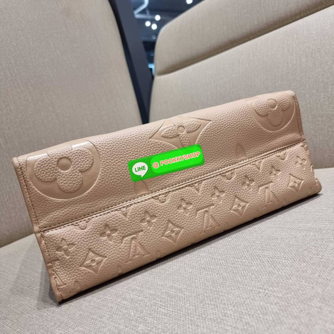 New arrival!! LV crossbody tote bag ดีไซน์สวยคม สมราคา ดูแพงไปอีก ด้วยดีเทลลายของหนัง crossgrain กระเป๋าทรงโท้ทจากเคาน์เตอร์ dutyfree คลาสสิค ผู้ดียืนหนึ่ง โทนสีใช้งานง่าย แมทช์ได้ทุกลุค มาพร้อมหูจับในตัว แบบหูหิ้ว และหูยาวสำหรับสะพายไหล่ เก๋มาก ชิคมาก ภา