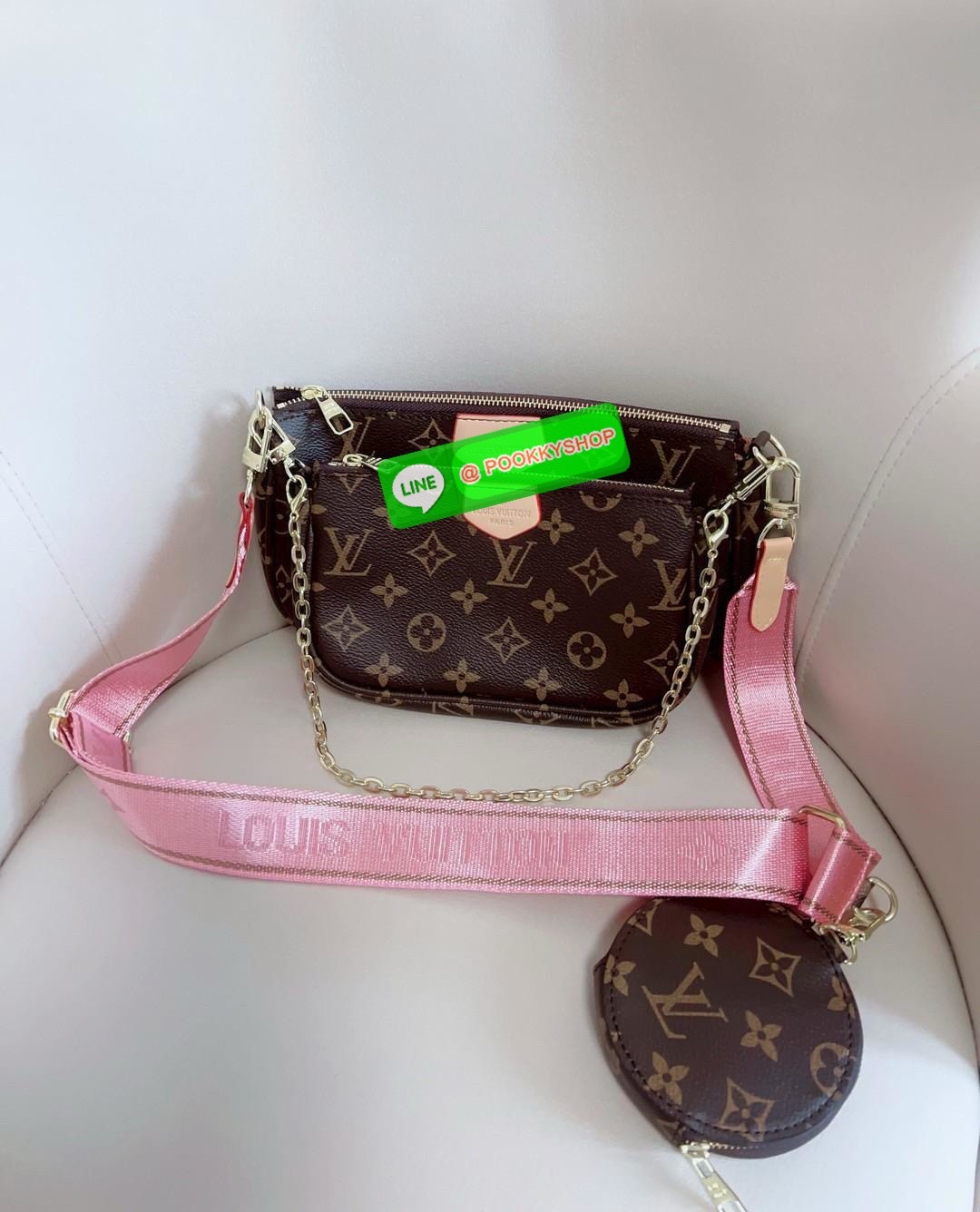 หนึ่งในรุ่นLV ที่สาวๆต้องมีติดตัวอย่างน้อยหนึ่งใบค่าา สวยดังเดิม! LOUIS VUITTON MULTI POCHETTE ACCESSORIES ((vip gift ตปท.)) 🔖พร้อมส่ง! มีถึง3ใบด้วยกันในหนึ่งเซตนะคะ ได้รุ่นนี้ไปใช้สะพายได้ยาวๆแน่นอนค่าสาวๆ 🔖หนังแท้ หนังนิ่มอย่างดี อะไหล่ท