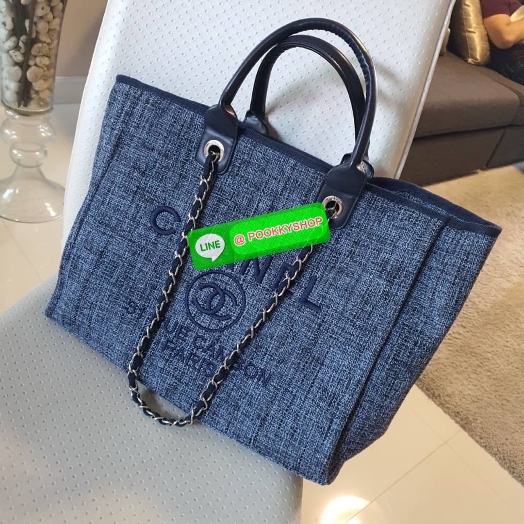 กลับมาพร้อมส่งอีกครั้ง!! รอบนี้มีมาให้เลือก8สี เลยค่ะ กับรุ่นที่สาวๆรอคอย CHANEL CANVAS TOTE BAG จากงานพรีเมี่ยม VIP GIFT รุ่นดังเลยค้า SIZE ใหญ่อลัง ตัวกระเป๋าเป็นผ้า CANVAS เนื้อดีสมราคา อะไหล่เงินปั้มแบรนด์แท้ทั้งใบ ด้านหน้าปัก logo แบรนด์สุดหรู จุของไ