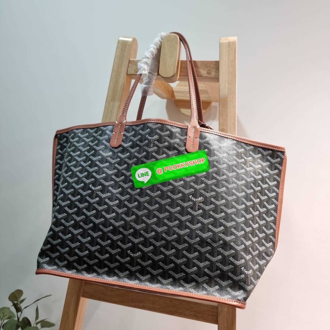 GOYARD ANJOU REVERSIBLE TOTE 🔆 Details ฮอตไอเท็ม กับกระเป๋าสะพายทรงโท้ท ใบใหญ่จุใจ!! มาครบสีขายดี เลิศทุกสี รูปทรงคลาสสิค ดีไซน์เป็นเอกลักษณ์ ใช้งานได้หลากหลาย สามารถกลับด้านใช้ได้แบบไม่มีเบื่อ พิมพ์ลายสวยคม ภายในโล่งกว้างมาก มาพร้อมหูคล้องไหล่ในต