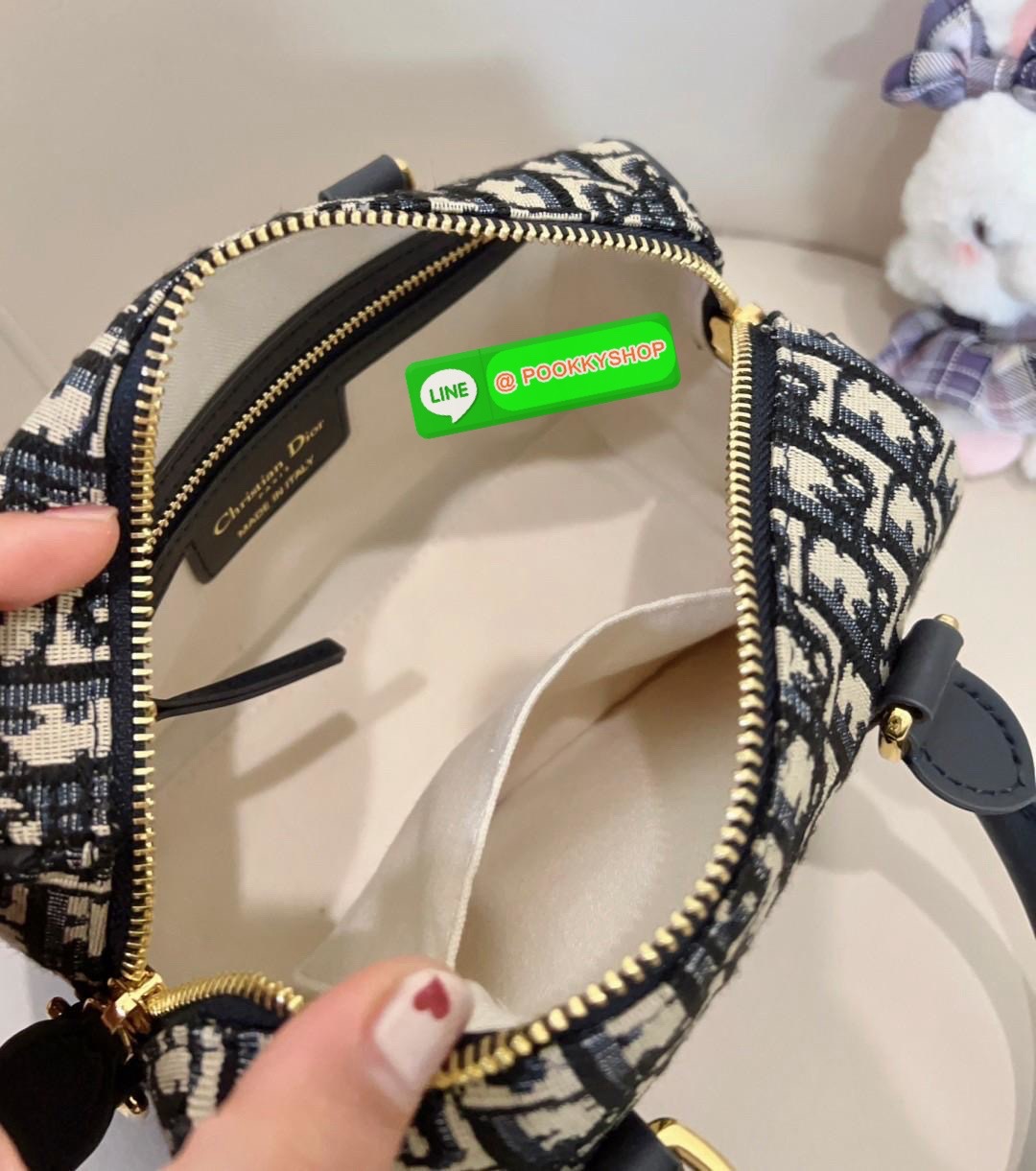 ต้องบอกว่าใบจริงสวยมากๆกับรุ่นนี้ ไม่ผิดหวังแน่นอน DIOR GROOVE BAG 2025 🔖มีไม่มากแล้วน๊าา หมดแล้วหมดเลย ใบกลาง สวยตามๆเซเลปในไทยและ ตปท.กันเลยค่ะ กับกระเป๋าจากDior วัสดุJacquard ทอลายแบรนด์ตัดขอบด้วยหนังแท้เนื้อแมทสุดคลาสสิค