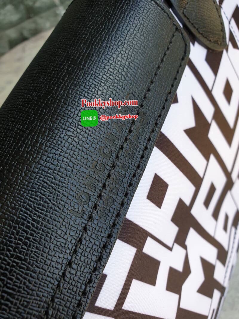 LE PLIAGE LGP TOP HANDLE BAG M รายละเอียด • วัสดุ: ผ้าใบ • อะไหล่: นิกเกิล • ตัวกระเป๋า: ผ้าใบโพลีอะไมด์เคลือบด้านใน • ตกแต่ง: หนังวัว รายละเอียดภายนอก • การปิด: ซิปและกระดุมสแน๊ป • สายสะพาย: ถอดออกได้ • ช่อง: 1 รายละเอียดภายใน • ช่องใส่ของ: 1 • จุของได้เ