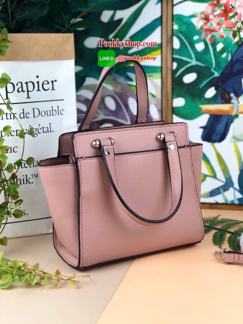 Lyn Handbag กระเป๋าถือ/สะพายวางอยู่ทรง ด้านหน้ามีปั๊มโลโก้แบรนด์ มาพร้อมพวงกุญแจหนังเข้าสีกระเป๋า มีหมุดรองฐานทั้ง 4 มุม หูหิ้วสามารถพับลงได้ เปิดปิดแบบซิป ด้านในมีช่องซิปเล็ก 1 ช่อง สามารถใส่ iPhone plus กระเป๋าเงินใบกลางได้สบายๆค่ะ มีสายสะพายยาวหนังปรับ