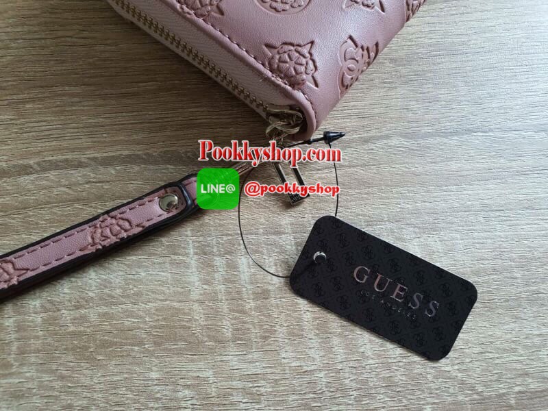 NEW ARRIVAL! GUESS WOMEN'S 2019 LONG WALLET กระเป๋าสตางค์ใบยาวหนังแต่งลายสุดหรู ด้านหน้าประดับโลโก้แบรนด์ เปิดปิดด้วยซิปมาพร้อมสายคล้องมือถอดแยกได้ ด้านหลังมีช่องซิป หัวซิปปั๊มแบรนด์ทุกจุด ภายในมีถึง 4 ช่อง มีช่องใส่ธนบัตรหลายช่อง ช่องซิปกลางและช่องใ