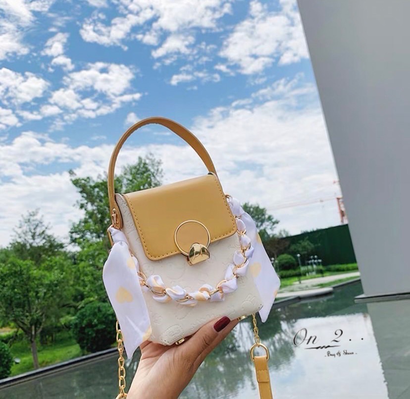 กระเป๋าสะพายข้างทรงกล่อง ไซส์มินิสะพายง่ายแมทเข้ากับทุกลุค สายสะพายยาวครอสบอดี้ได้ค่ะ ใส่โทรศัพท์ใส่ของจุกจิก