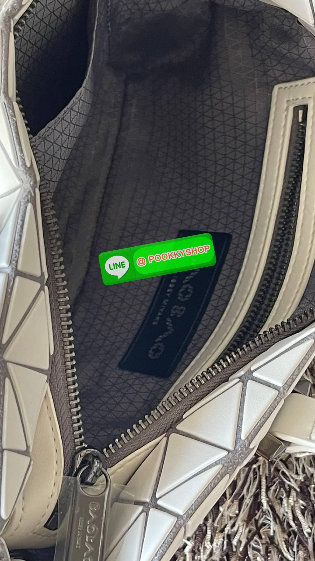 *Small BAO BAO ISSEY MIYAKE TONNEAU เป็น ซีรีย์ที่มีเอกลักษณ์เฉพาะตัว ด้วยแผ่นสามเหลี่ยมที่มีสัญลักษณ์เท่ากันทุกด้าน และยังผสมผสานงานดีไซน์ อันสง่างามเท่ากับฟังก์ชั่น การใช้งานสุดพิเศษ โดยมีจุดเด่นที่ซิปด้านบน สำหรับเปิดปิดและมีสายสะพายไหล่ ที่สามารถถอดออ