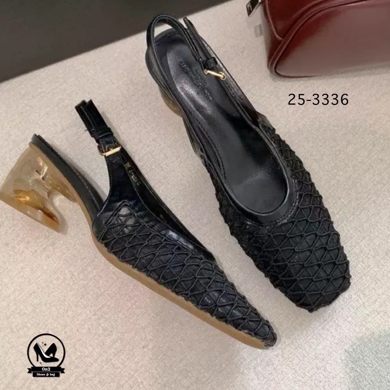 รองเท้าทรงบัลเล่ต์ ส้นสูงรัดส้น สวย หรู ดูดี มีสไตล์ ตอบโจทย์สาว ๆ ที่มองหาความสบายแต่ยังคงความแฟชั่น ด้วยดีไซน์หัวเหลี่ยมและ ส้นแก้วทรงกลม ที่เป็นเอกลักษณ์ ทำให้ดูทันสมัยและโดดเด่นไม่ซ้ำใคร