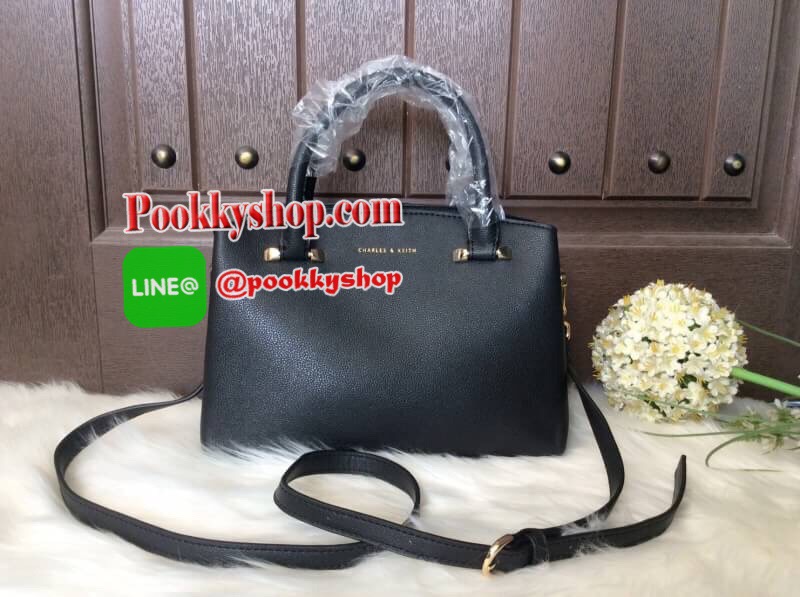 จัดส่งฟรี EMS ทั่วไทยค่ะ พร้อมส่ง New! 2017 CHARLES & KEITH BASIC CITY BAG SHOP (Size M) กระเป๋าถือหรือสะพาย ทรงสวย ขนาดกำลังดี อยู่ทรง หนังpuแข็ง ภายในเปิด-ปิดด้วยกระดุมแม่เหล็ก มี2ช่อง คั่นกลางด้วยช่องซิป ฐานกระเป๋ามีหมุดรองฐานสี่มุม ใส่กระเป๋าสตางค์ยาว