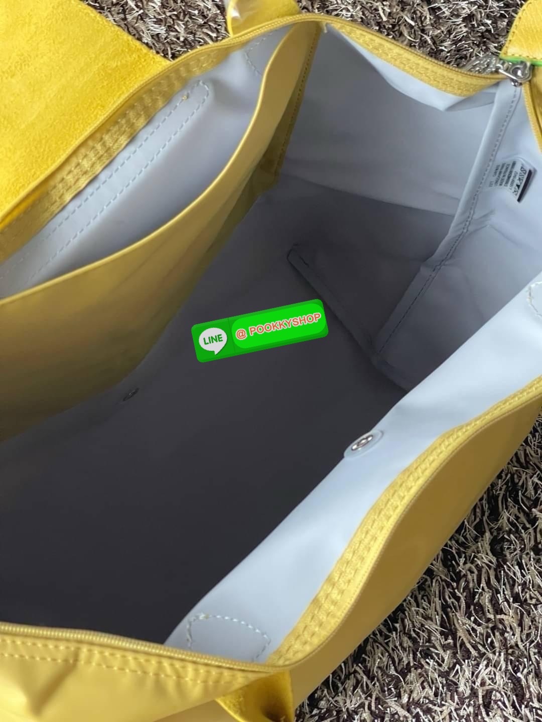 LONGCHAMP LE PLIAGE GREEN Shoulder bag L กระเป๋าโท้ทใบนี้ดึงดูดใจคุณด้วยรูปทรงมินิมอลและปริมาตรที่เพียงพอซึ่งสามารถเก็บเอกสารหรือแล็ปท็อปทั้งหมดของคุณได้อย่างง่ายดาย ด้ามยาวช่วยให้คุณสวมใส่ได้อย่างสบายบนไหล่ ขณะที่การปิดด้วยซิปช่วยให้มั่นใจได้ว่าสิ่งของทั