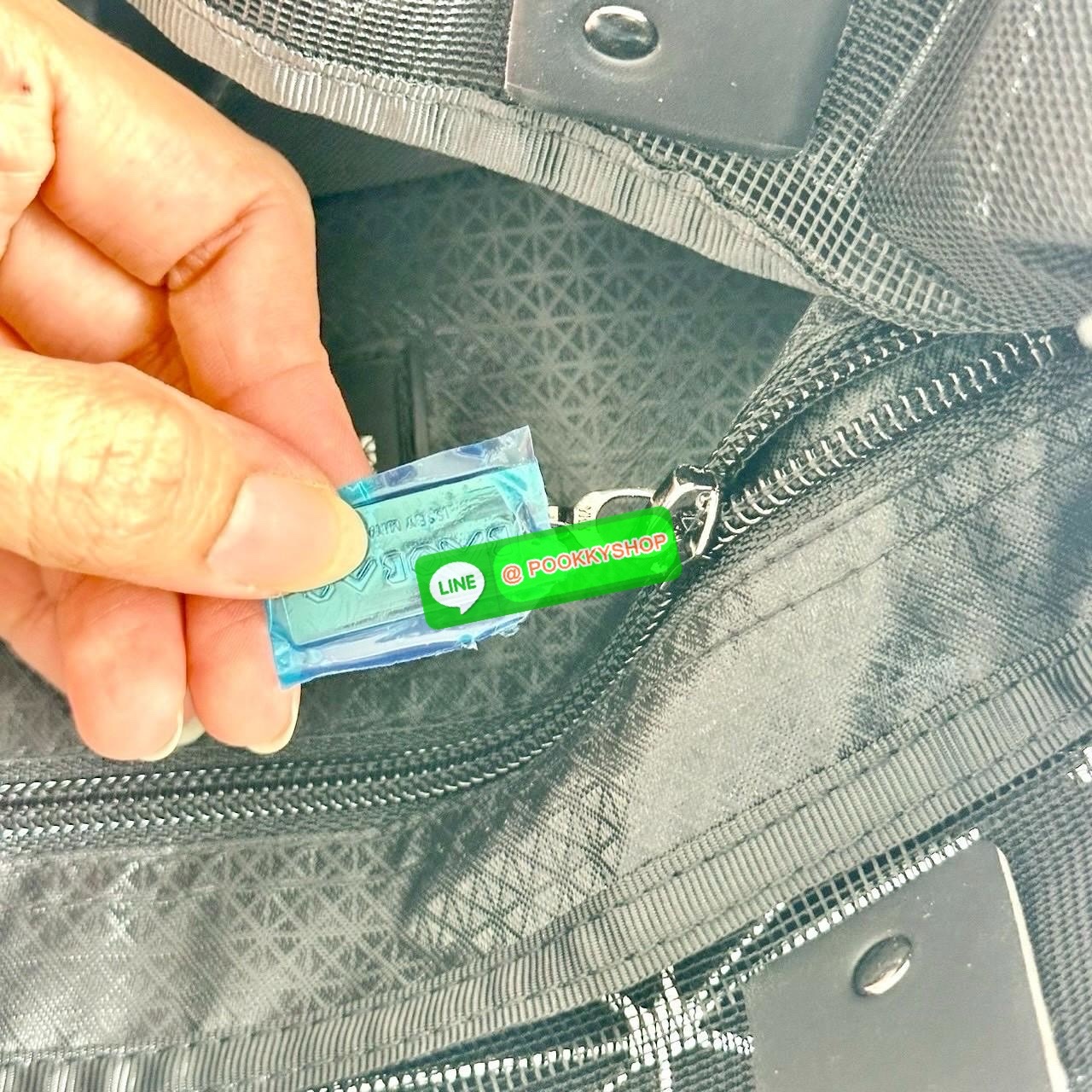 BAOBAO ISSEY MIYAKE QUATRO กระเป๋าไอคอนิกที่ไม่เคยตกเทรนด์! เรียบหรู แต่มีดีไซน์สะดุดตา โครงสร้างสามเหลี่ยมเอกลักษณ์เฉพาะของแบรนด์ ด้านในบุผ้า มีช่องซิปสำหรับเก็บของ น้ำหนักเบา สะพายสบาย ใส่ของได้เยอะมาก