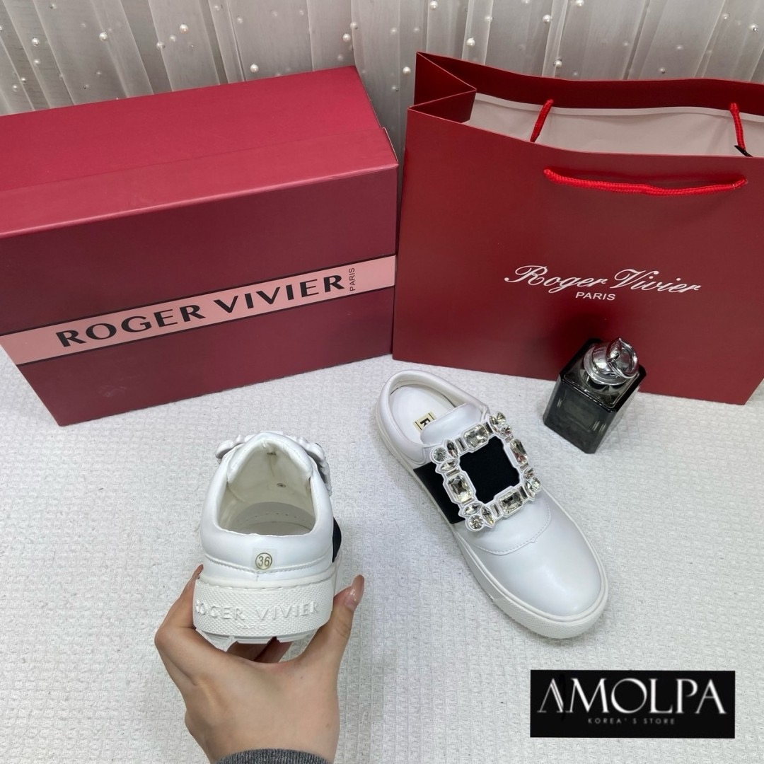 เข้าเพิ่มมมแล้วค้า รุ่นเปิดส้น ใส่สบาย สะดวกกกมากก แอ๊ดเก็บแล้วค้า รุ่นนี้พรีเมียมมาก บอกเลยว่า ไม่ผิดหวังค่ะ สวยยยจริง Hiend 1:1 ROGER VIVIER WOMEN SNEAKER อุปกรณ์ครบ ตามช๊อป รุ่นนี้คือแบบบว่า ... พูดได้คำเดียว ว่าต้องมี!!! เป๊ะ ปัง ปั๊วะ มากกกค่าลูกค้า