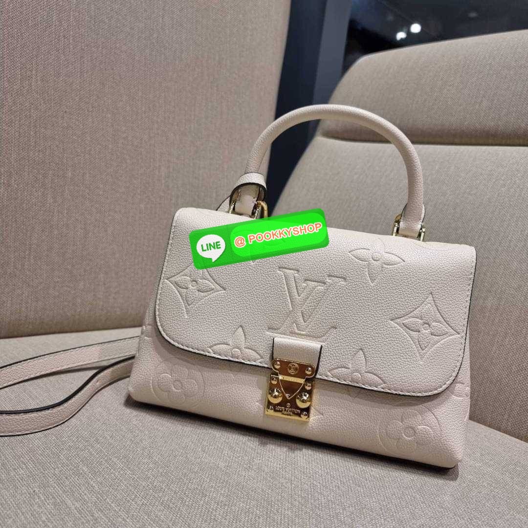 LV MADELEINE BAG ใหม่ล่าสุด อีกหนึ่งรุ่นคลาสสิคหายาก จากเคาน์เตอร์ dutyfree ที่สาวๆรอคอย กระเป๋าถือ/สะพายข้าง ดีไซน์เรียบง่าย แต่เต็มไปด้วยดีเทลความหรู วัสดุหนังวัวปั๊มลายเอกลักษณ์ เปิด‐ปิดด้วยอะไหล่กดล็อคสีทองหรู และมีพวงหนังห้อยพิเศษแถมมาให้ด้วย ภายในแบ