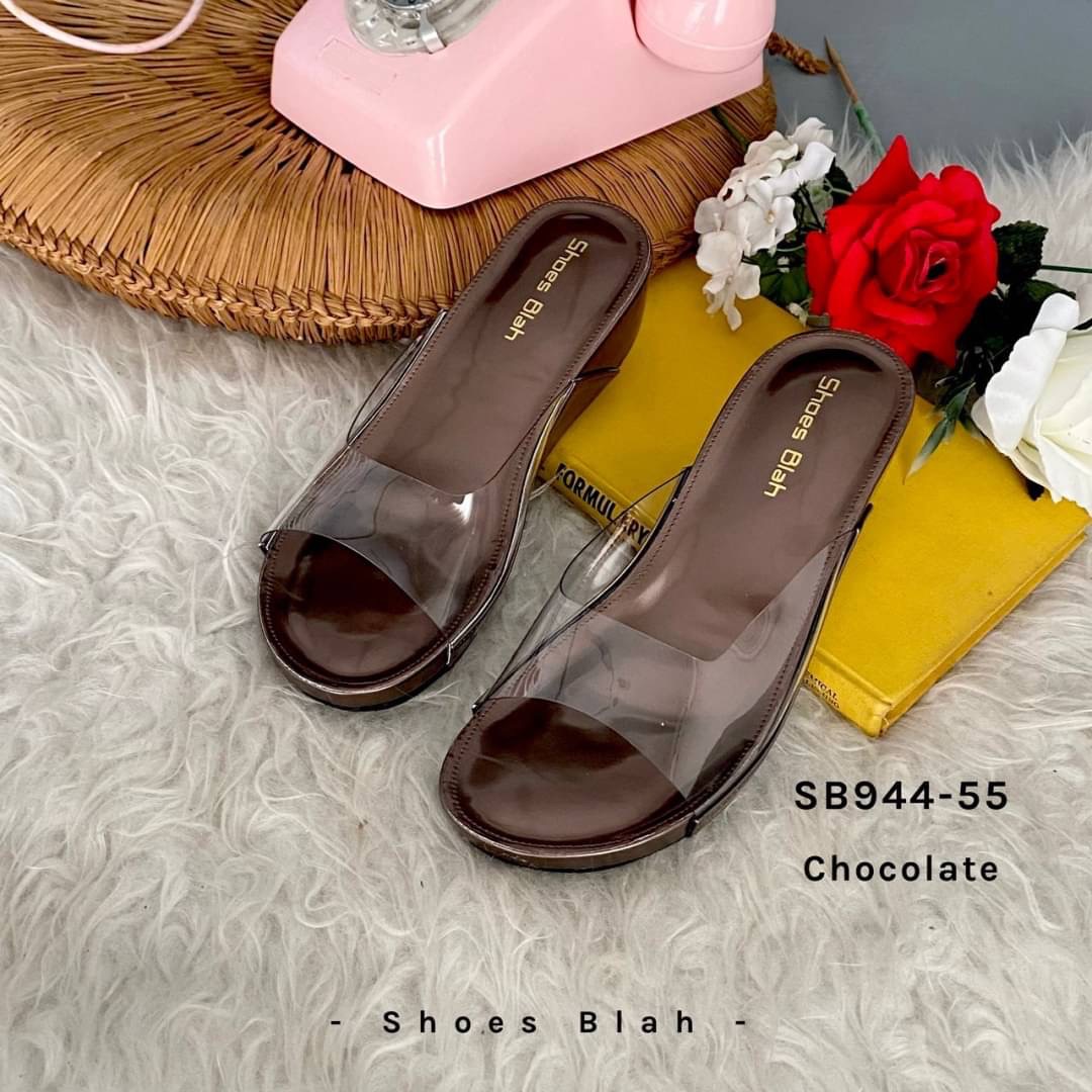 รุ่นท็อปฮิต สินค้าเข้าเพิ่มแล้วนะคะ ใครรออยู่รีบสั่งเลยจ้า รองเท้าทรงสวม วัสดุพลาสติกใสอย่างดี ไม่บาดเท้า ใส่แล้วเท้าเรียวสวย โชว์ผิวเท้า ขับผิวเท้าแลดูเงางาม พื้นนิ่ม ใส่สบายเท้า(สินค้าถ่ายจากงานจริงคะ) สูง 2 นิ้ว